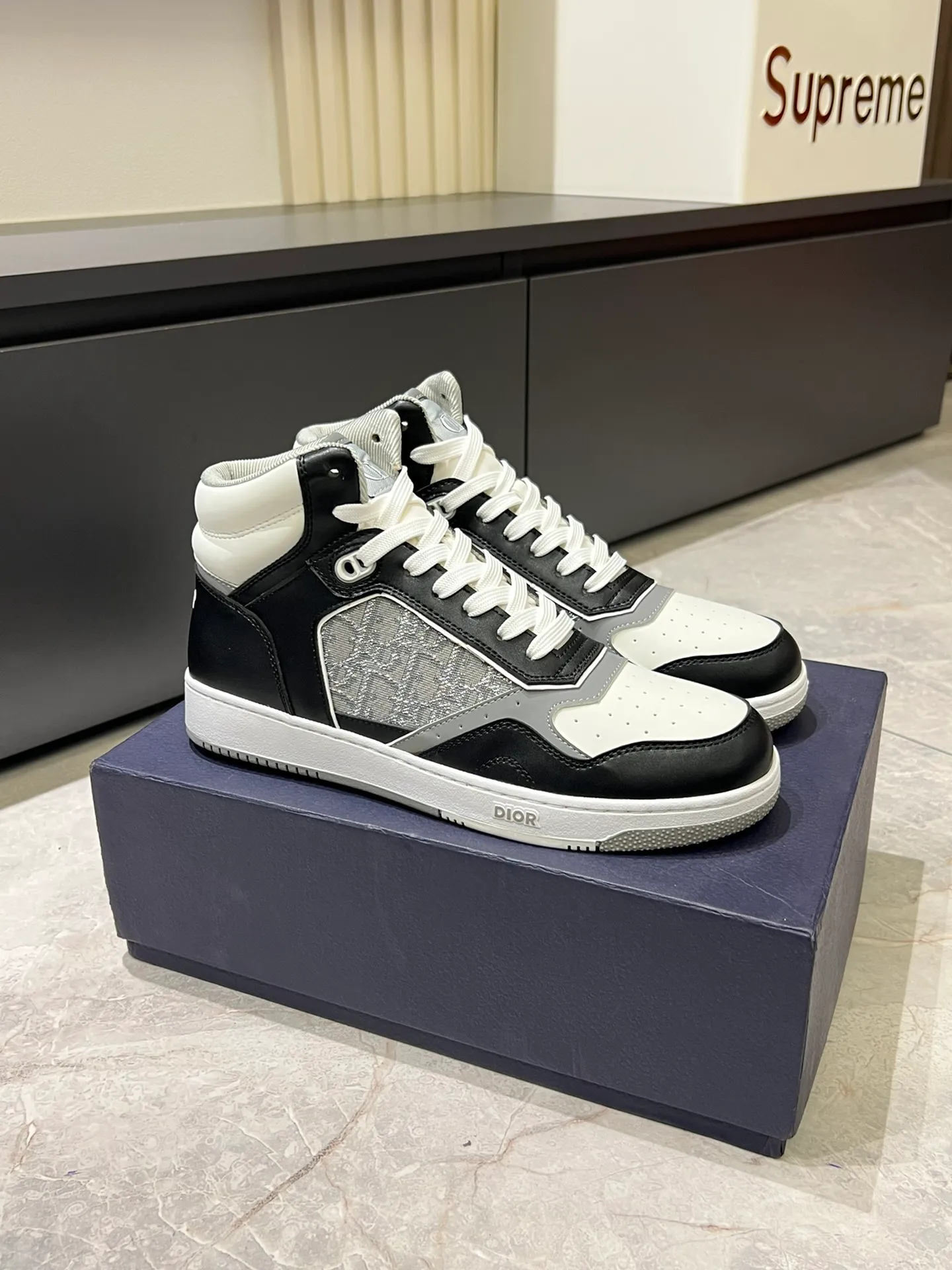 Men's shoes 💰p460 "Dio*" mid-top B27 casual sneakers. This B27 high-top sneaker is a new product in the series and continues Di*r's classic style. Crafted from gray and white smooth calf leather with beige and black Oblique print panels on the sides. The "CD Icon" shaped shoelace eyelets are clever and delicate, and the two-color rubber sole, rear collar and heel are all equipped with the brand's iconic details to enhance the style. Oblique printed straps at the ankle allow for an adjustable fit to complement the overall design. Fashionable and versatile, it can complement any look. Create an exquisite design with unique dynamic vitality and modern atmosphere, presented in low-top and high-top styles. This new must-have shoe adds a new dimension to Dior's archive heritage, embodying modern elegance. Purchase the original version and make it 1:1. If you need top quality, please come to me! Male 38-44!